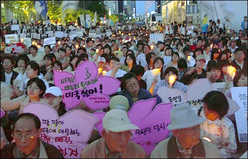 지난 7일 오후 서울 광화문 청계광장에서 평택지키기 위한 국민촛불문화제가 열렸다. 